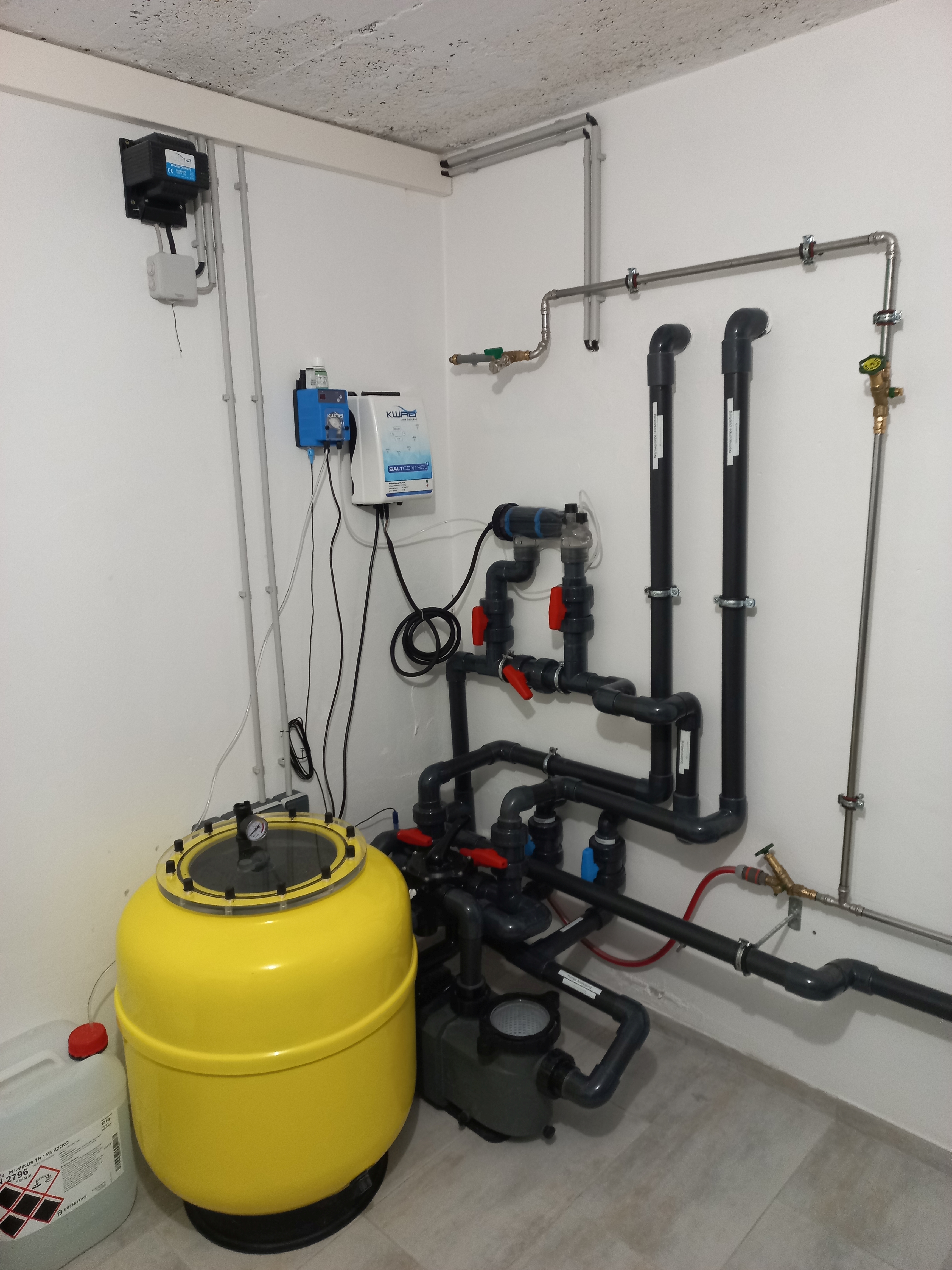 Pool filter and equipment system with visible pipes and valves